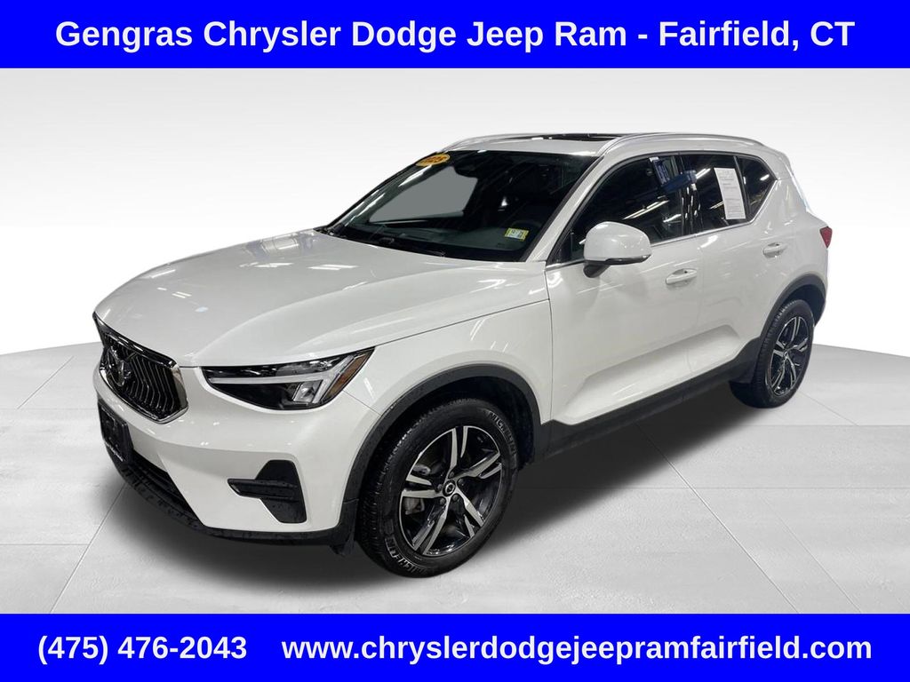 Crystal White Pearl 2025 Volvo XC40 B5 Core Bright Theme AWD SUV / Crossover All-Wheel Drive Automatic