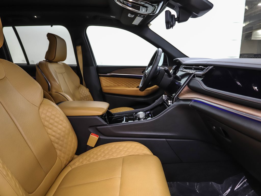 Thumbnail: 2022 Jeep Grand Cherokee - 30