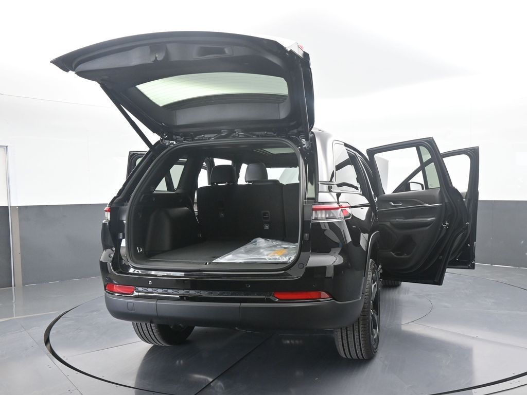 New 2025 Diamond Black Crystal Pearlcoat Jeep Limited image 68