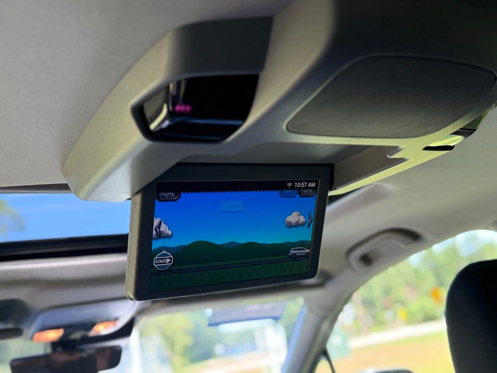 2020 Honda Pilot Touring w/Rear Captain's Chairs