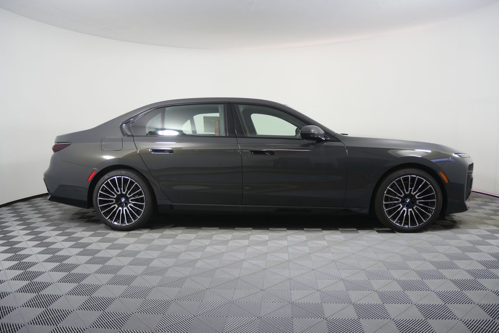Thumbnail: 2026 BMW 7 Series - 3