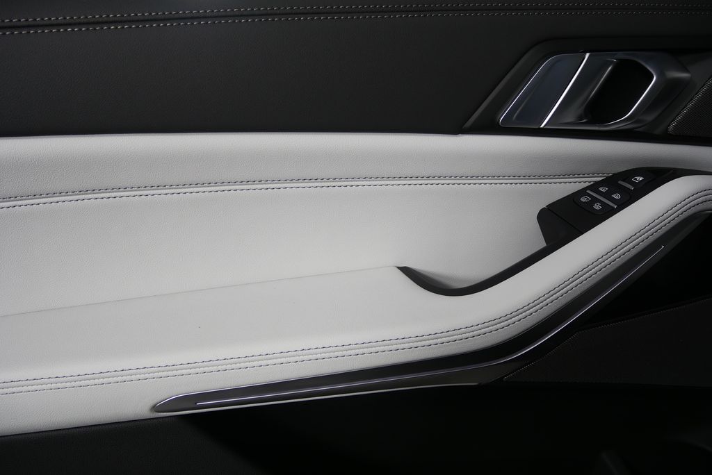 Thumbnail: 2026 BMW X7 - 13