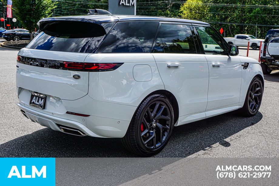 Used 2023 White Land Rover SE Dynamic image 5