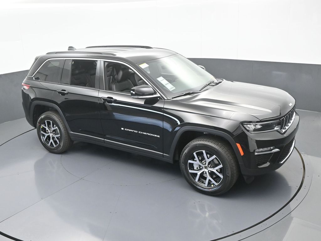 Used 2025 Diamond Black Crystal Pearlcoat Jeep Limited image 42