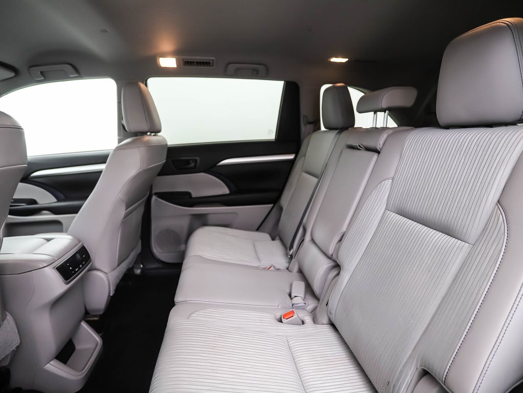 Thumbnail: 2016 Toyota Highlander - 21
