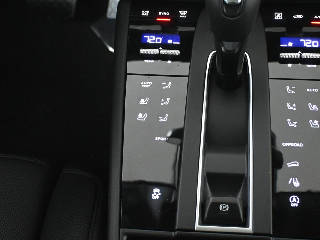 Thumbnail: 2026 Porsche Macan - 25