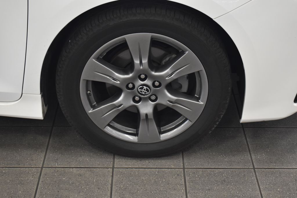 Thumbnail: 2019 Toyota Sienna - 9