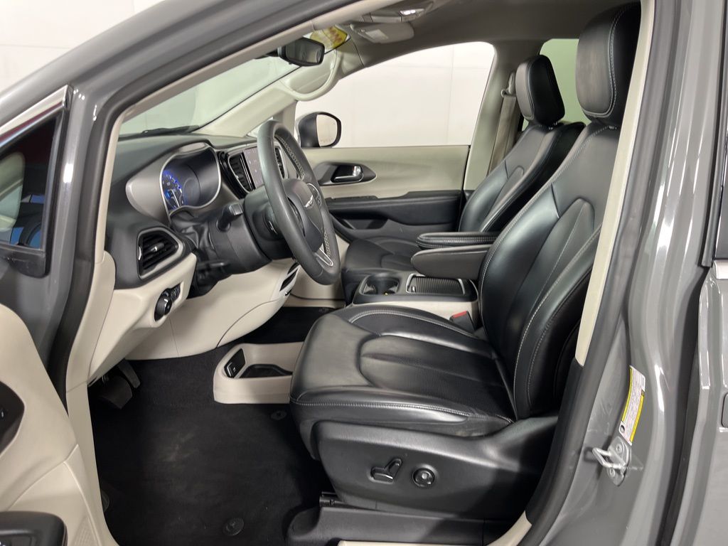 2023 Chrysler Pacifica Touring L 24