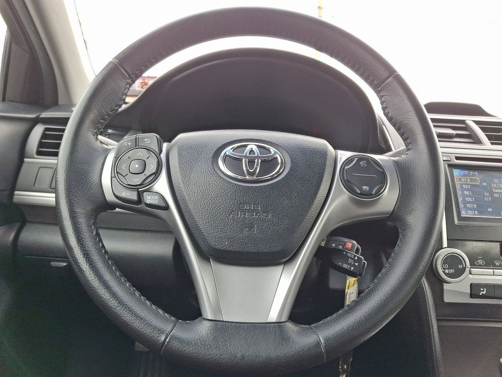 2013 Toyota Camry SE 17