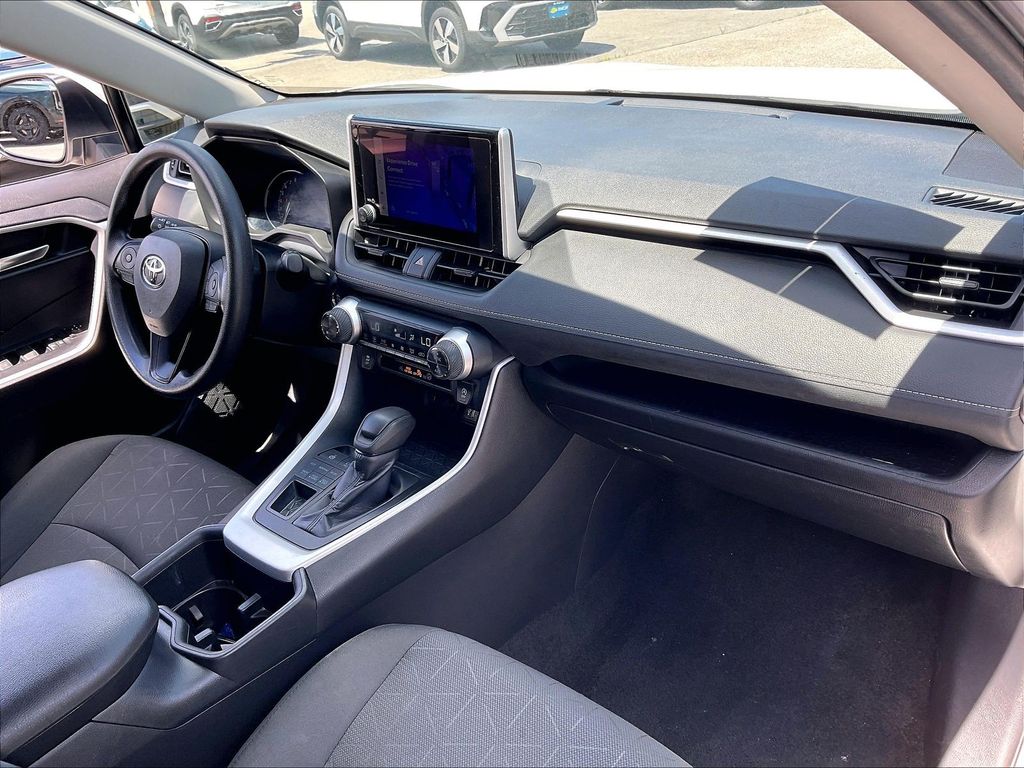 2024 Toyota RAV4 — photo 13
