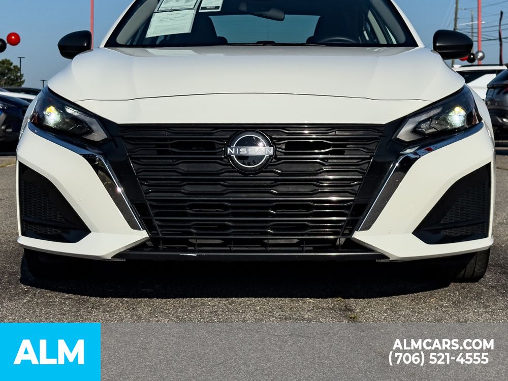 Used 2025 White Nissan 2.5 SV image 8