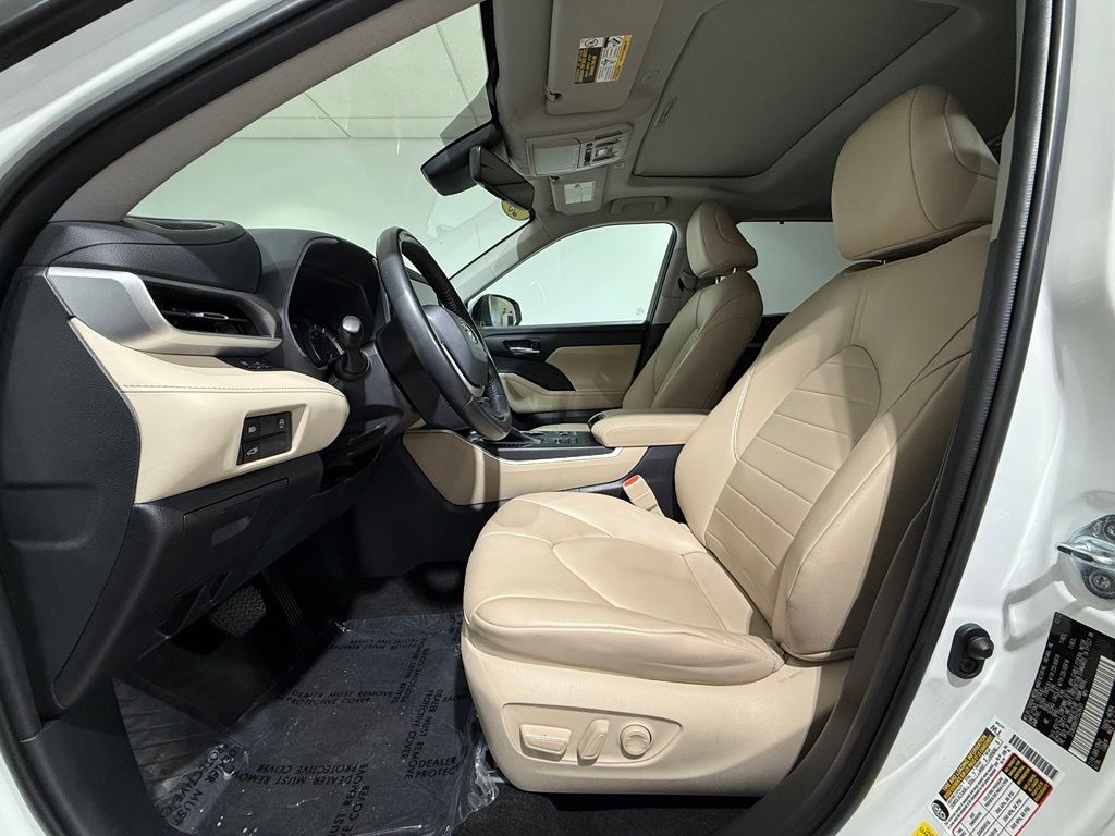 Thumbnail: 2023 Toyota Highlander - 13