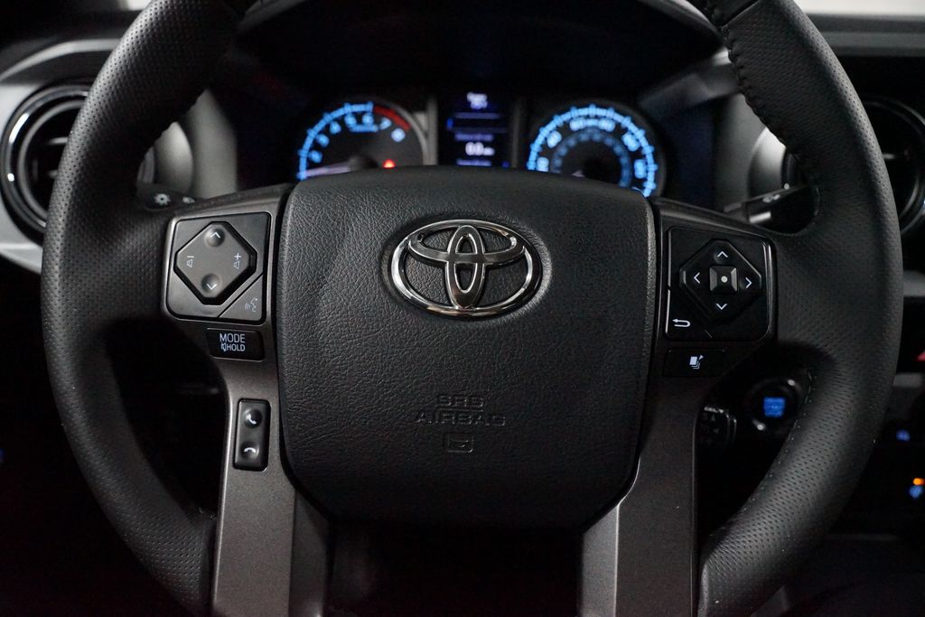 Thumbnail: 2016 Toyota Tacoma - 13