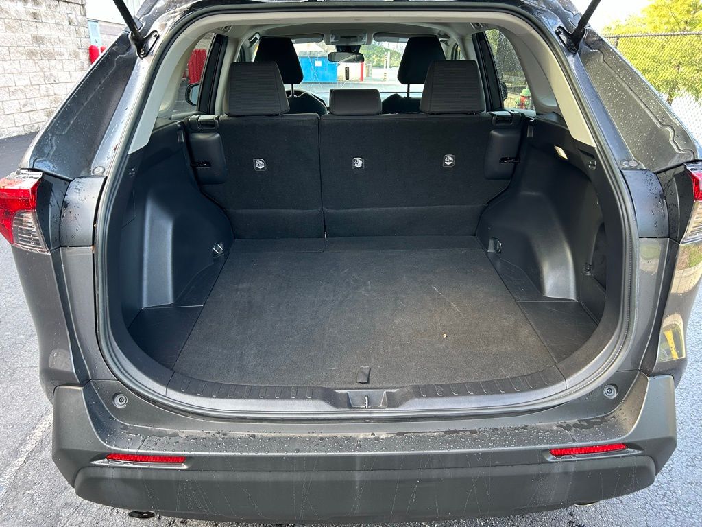 2022 Toyota RAV4 LE 11