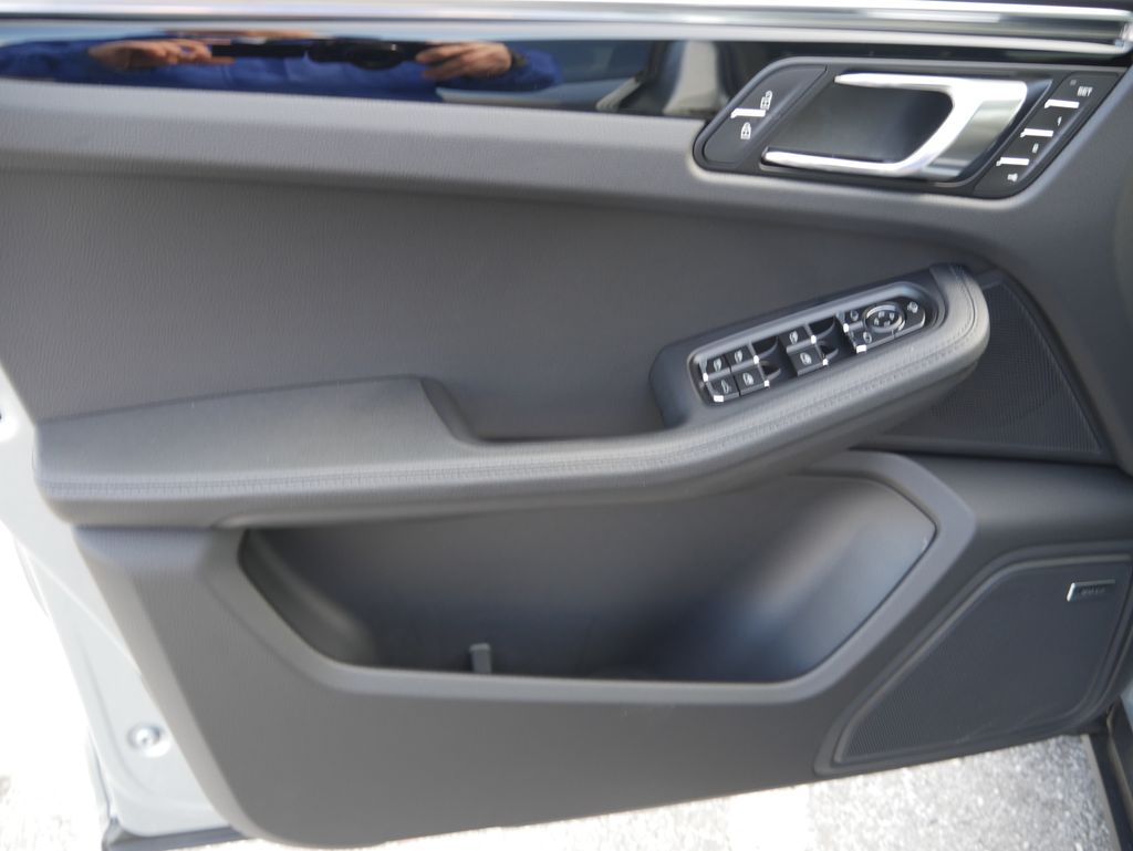 Thumbnail: 2026 Porsche Macan - 17