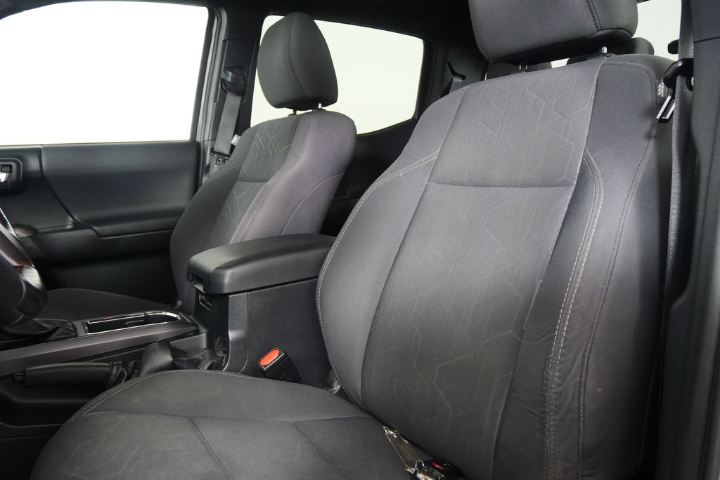 Thumbnail: 2016 Toyota Tacoma - 13