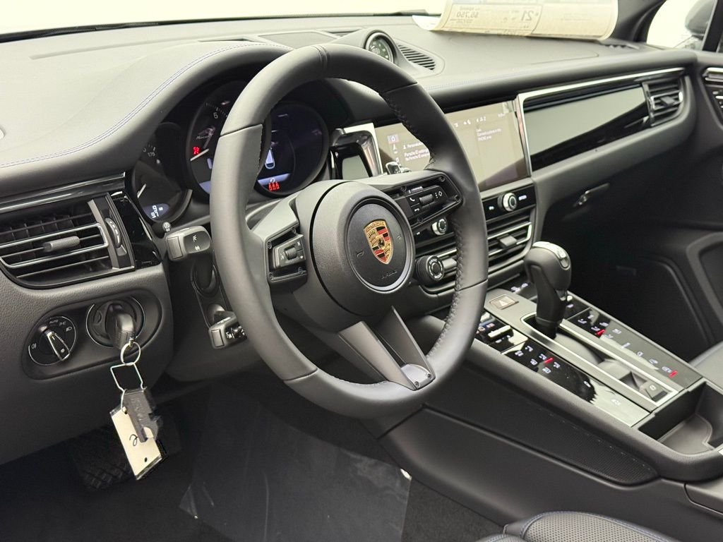 Thumbnail: 2025 Porsche Macan - 4