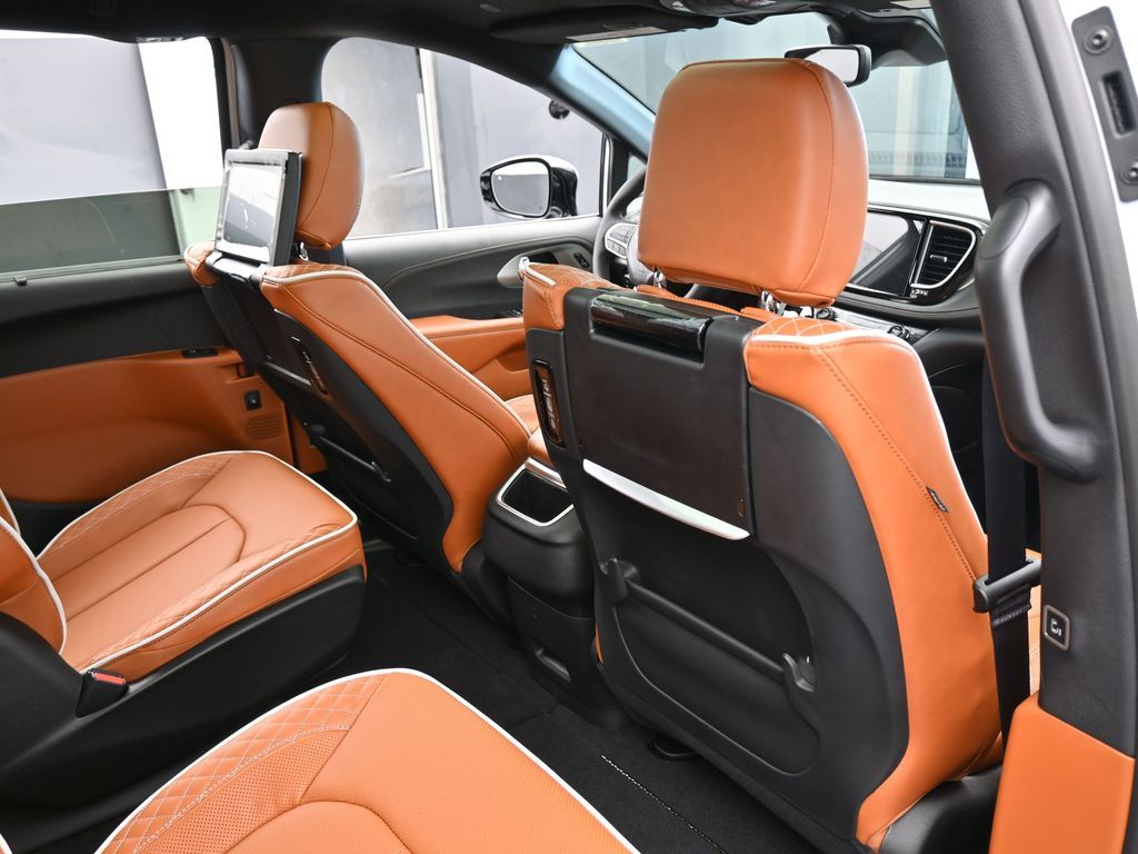New 2026 Bright White Clearcoat Chrysler Pinnacle image 48