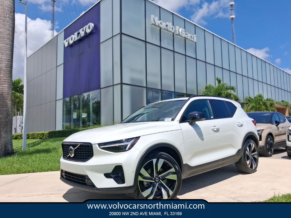 2025 Volvo XC40 B5 Ultra Dark Theme