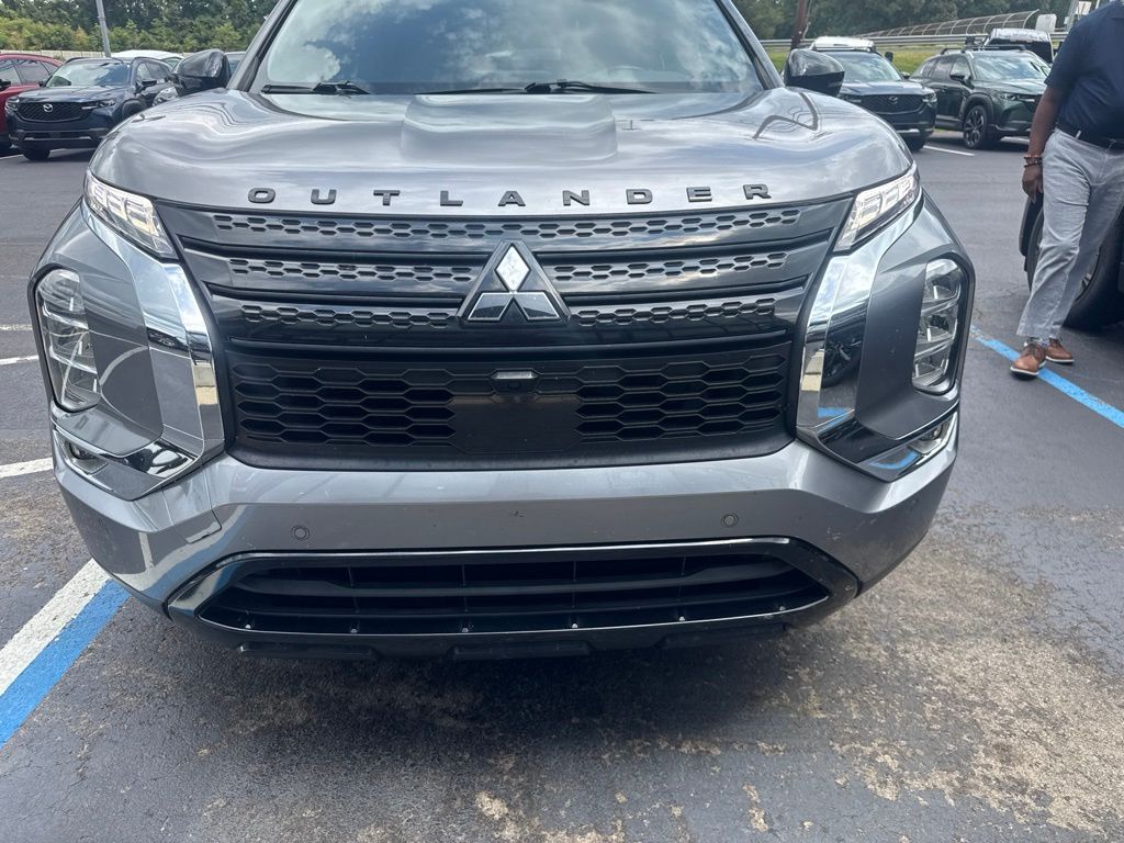 Used 2022 Gray Mitsubishi SE image 2