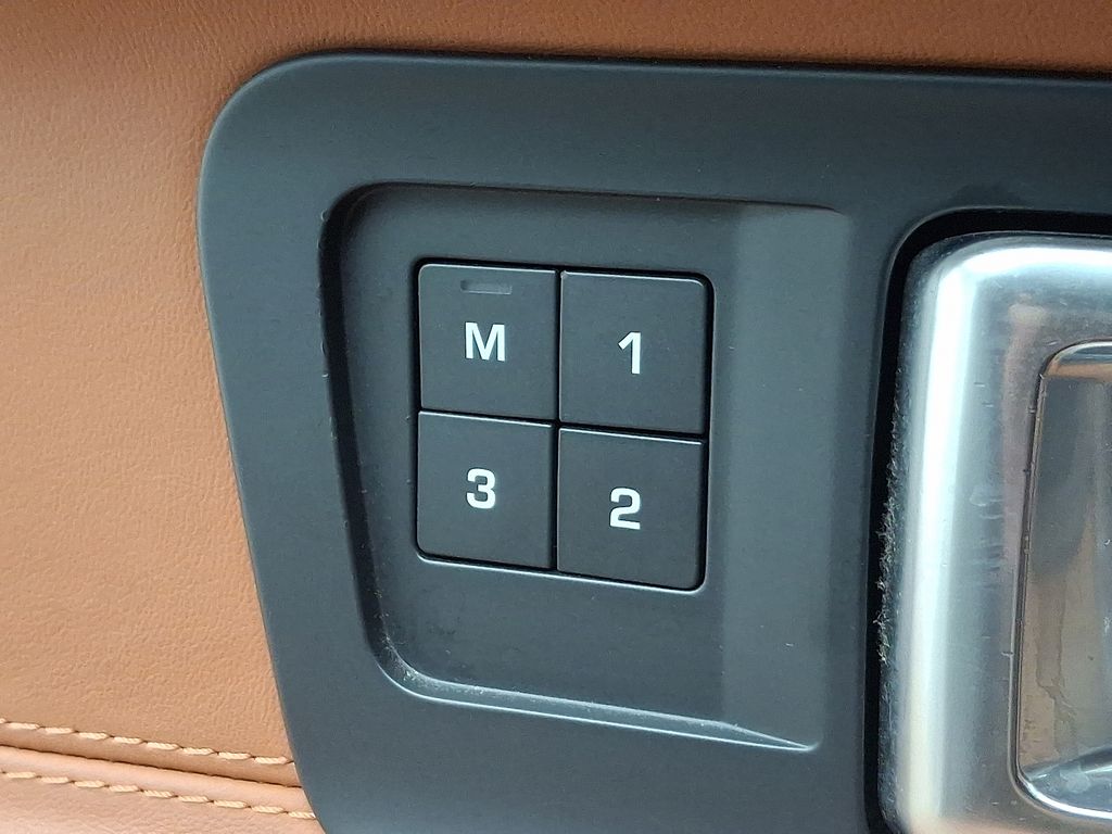 Thumbnail: 2016 Land Rover Discovery Sport - 28