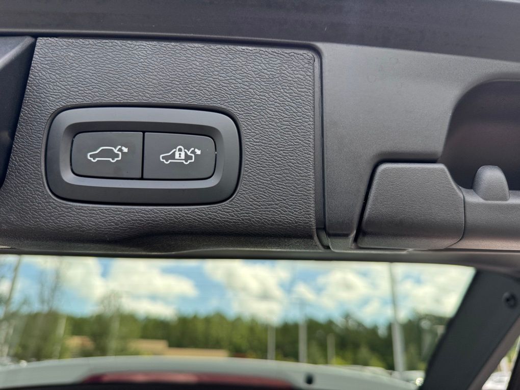 2023 Volvo XC60 B5 Plus photo 12