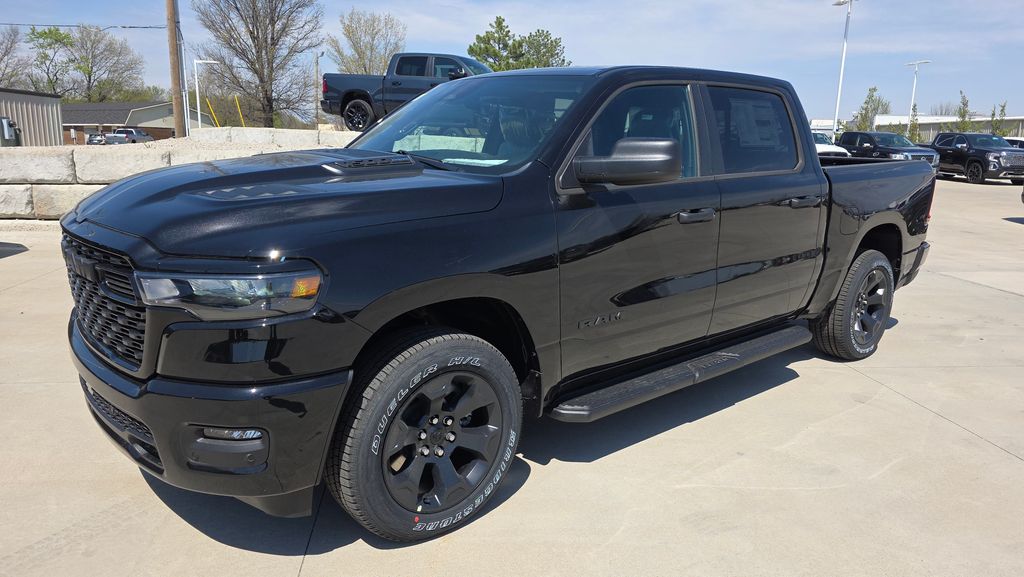 Diamond Black Crystal Pearlcoat 2026 RAM 1500 Express Crew Cab 4WD Pickup Truck Four-Wheel Drive 8-Speed Automatic