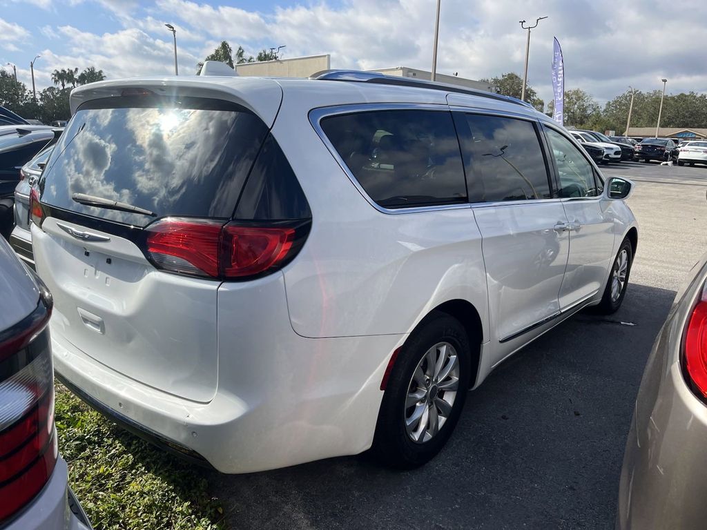 2019 Chrysler Pacifica Touring L 3