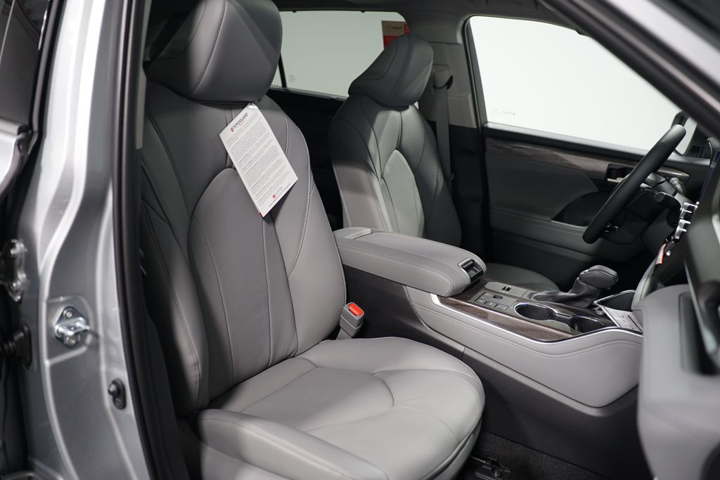 2025 Toyota Highlander Limited 30