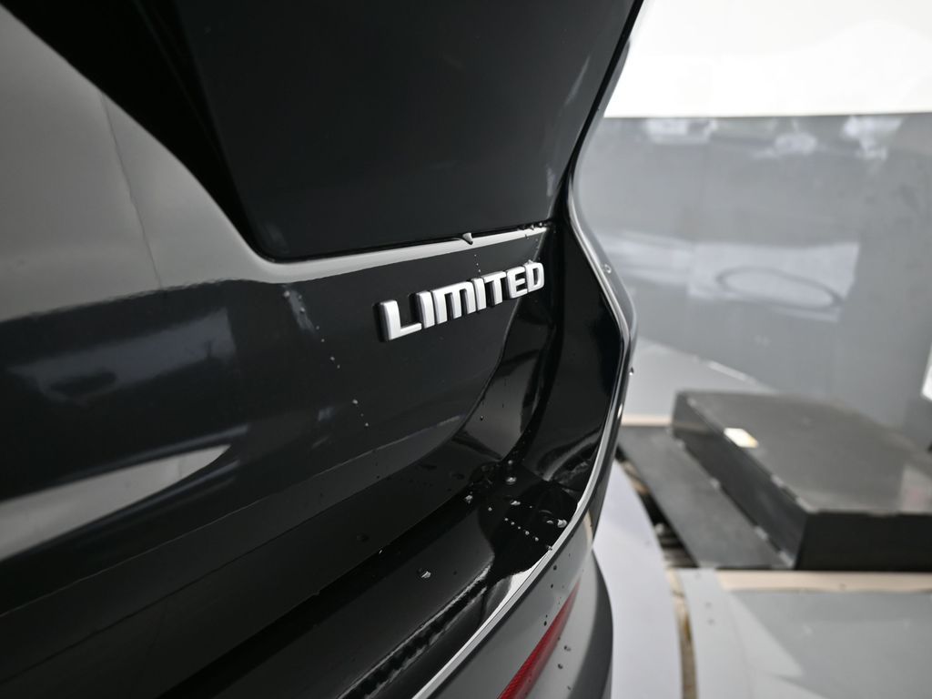 Used 2025 Diamond Black Crystal Pearlcoat Jeep Limited image 33