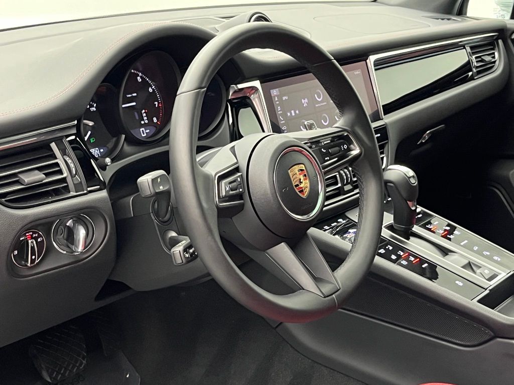 Thumbnail: 2025 Porsche Macan - 4