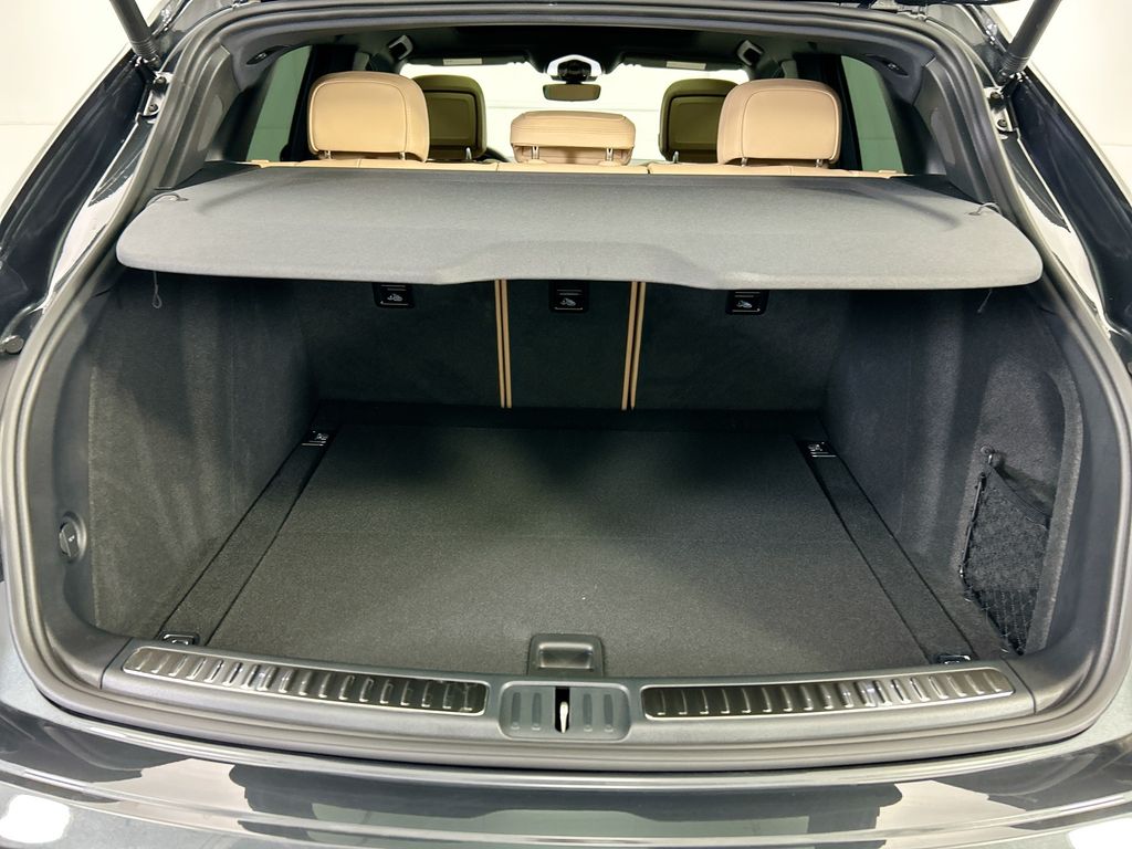 Thumbnail: 2026 Porsche Macan - 29