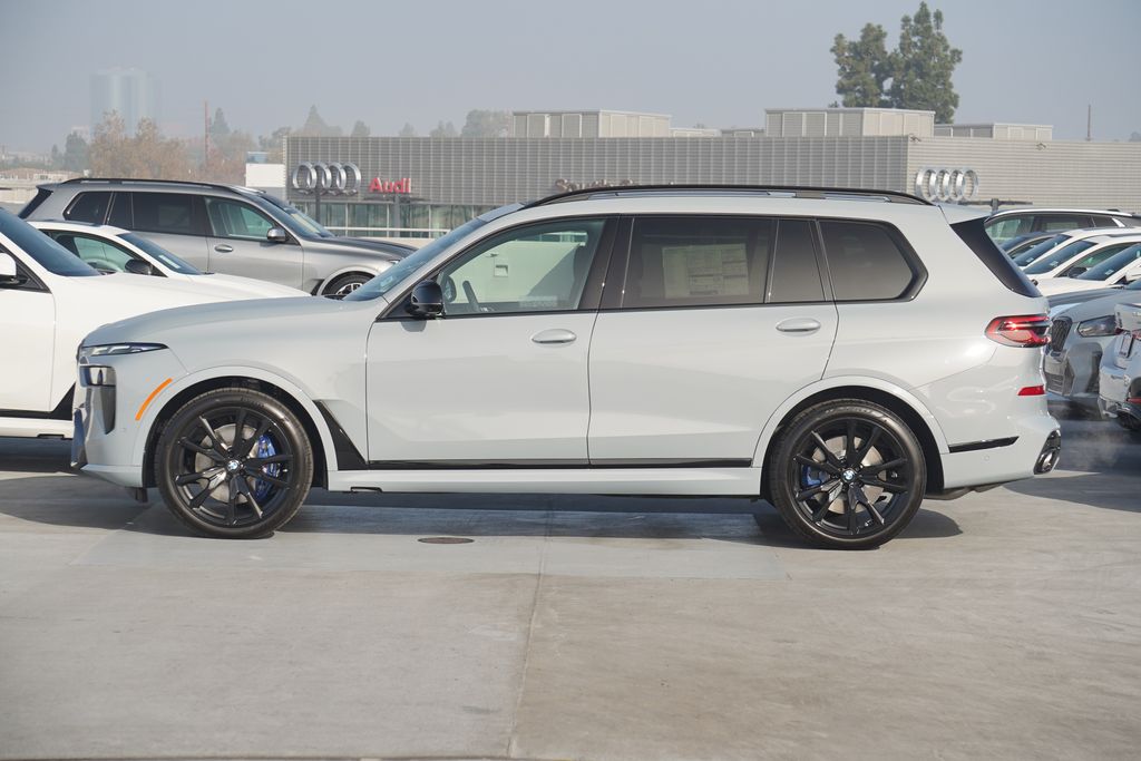 2025 BMW X7 M60i 4