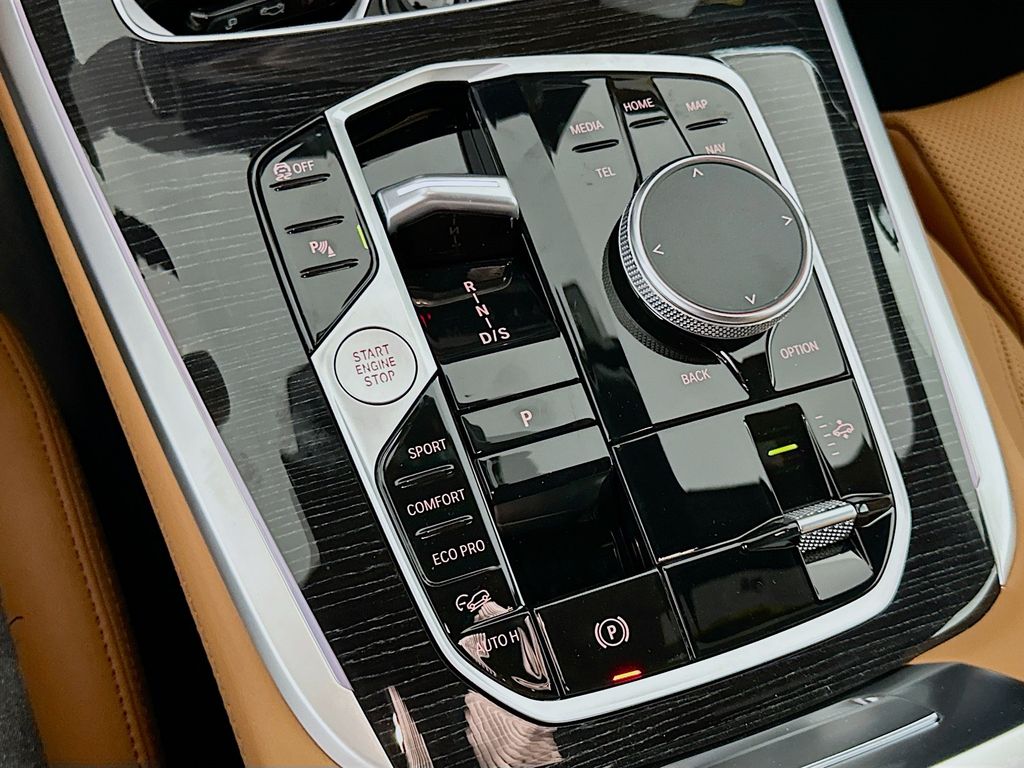 Thumbnail: 2026 BMW X7 - 15