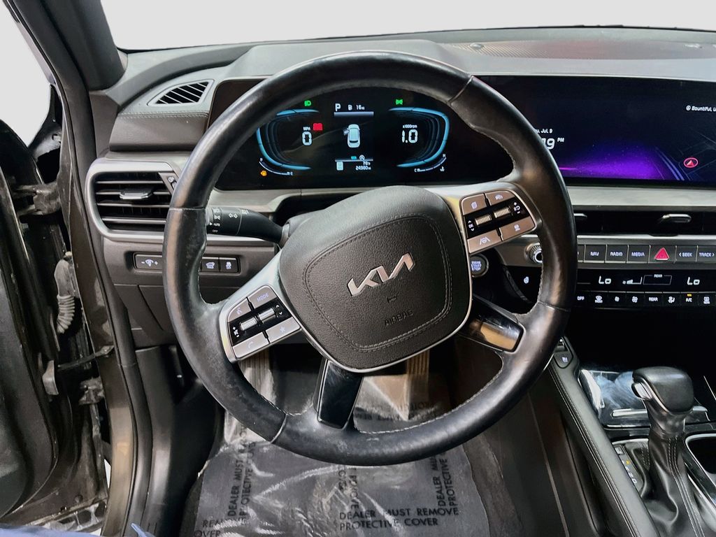 Used 2024 Green Kia EX X-Line image 11