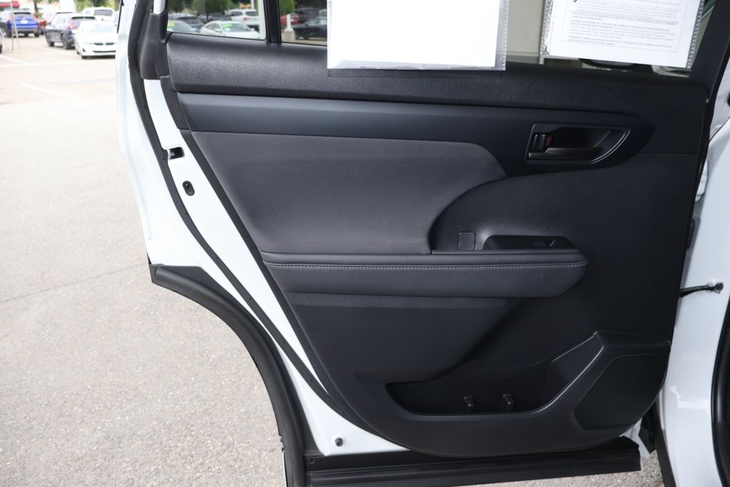 2024 Toyota Highlander LE 32