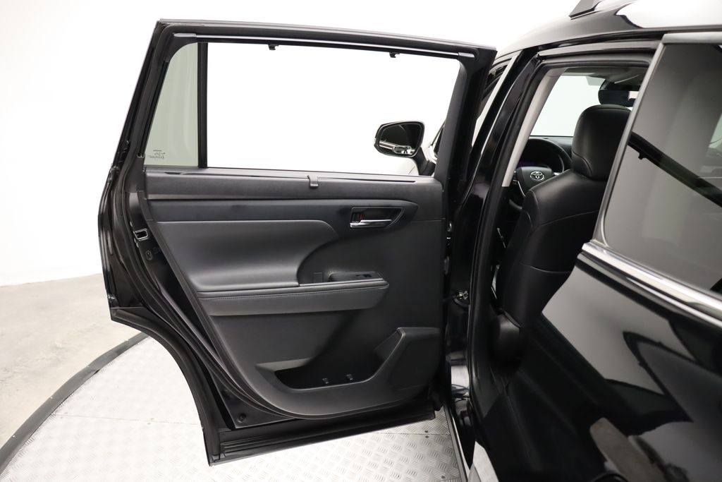 Thumbnail: 2022 Toyota Highlander - 21