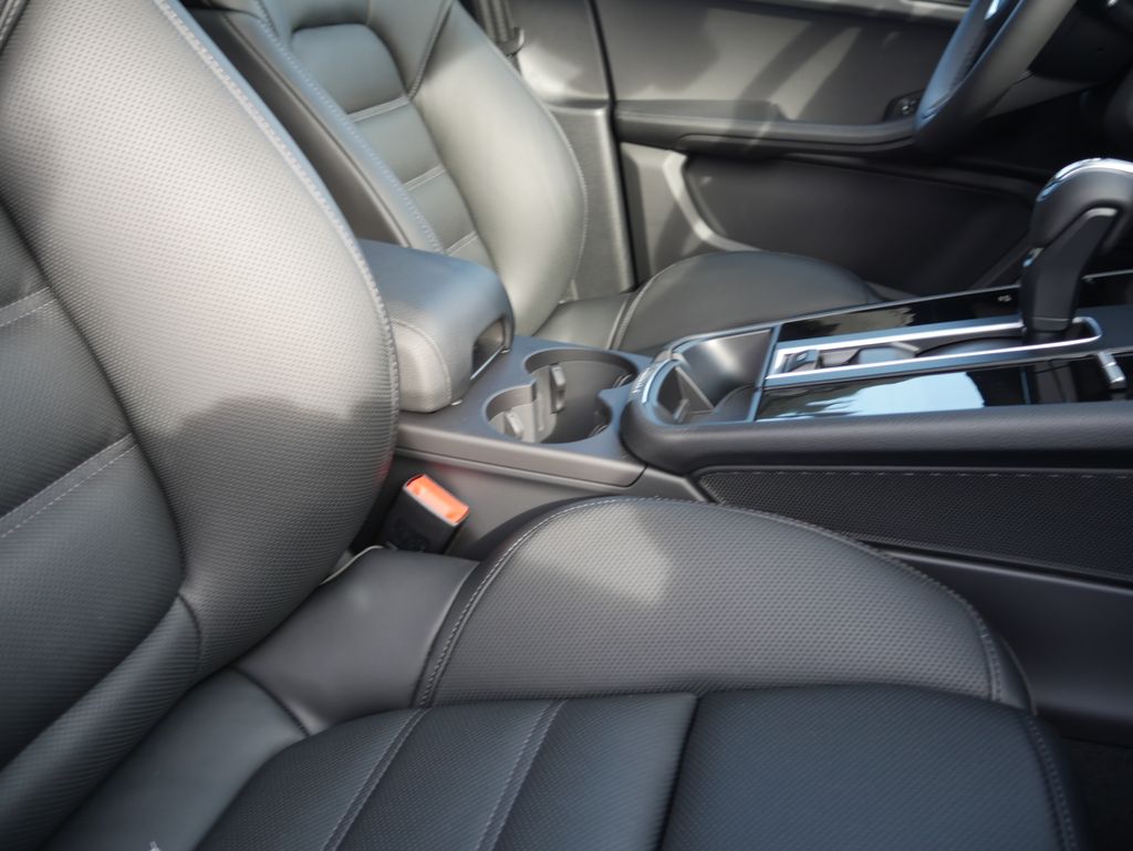 Thumbnail: 2026 Porsche Macan - 31