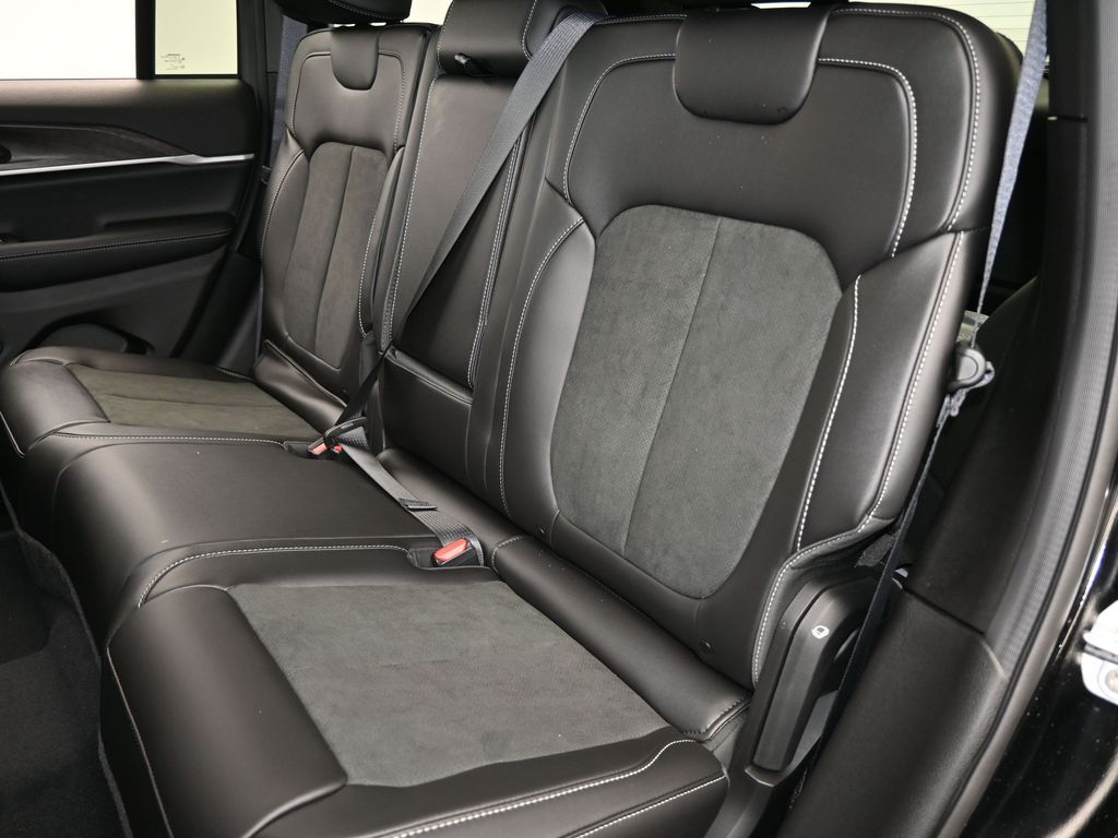 New 2026 Diamond Black Crystal Pearlcoat Jeep Laredo image 26