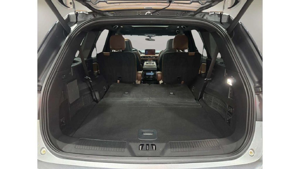Used 2023 Radiance Metallic Lincoln Reserve image 30