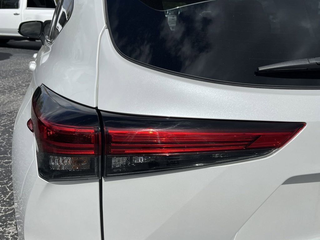 2022 Toyota Highlander Hybrid XLE 11