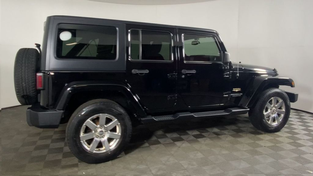 2013 Jeep Wrangler Unlimited Sahara 9