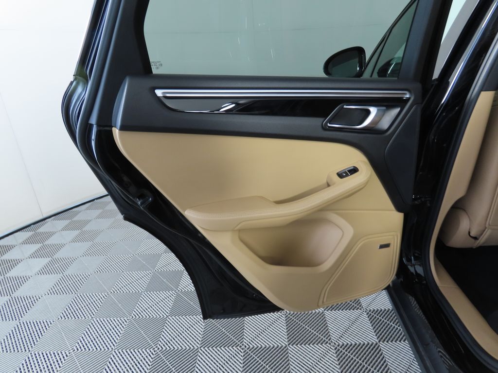 2017 Porsche Macan Base 26