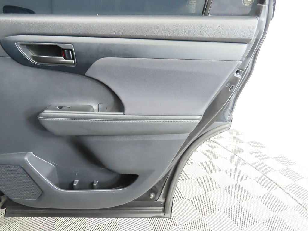 2021 Toyota Highlander LE 27