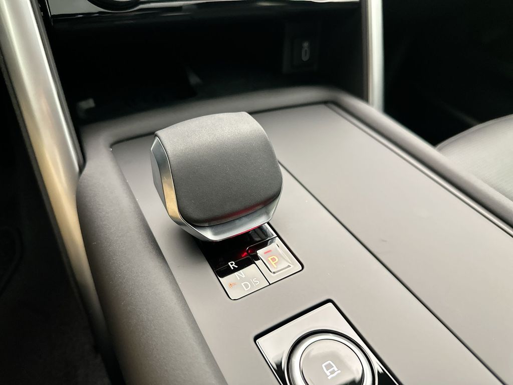 Thumbnail: 2026 Land Rover Discovery - 12