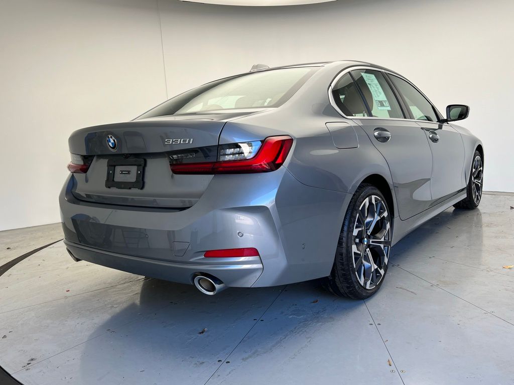 Thumbnail: 2025 BMW 3 Series - 3