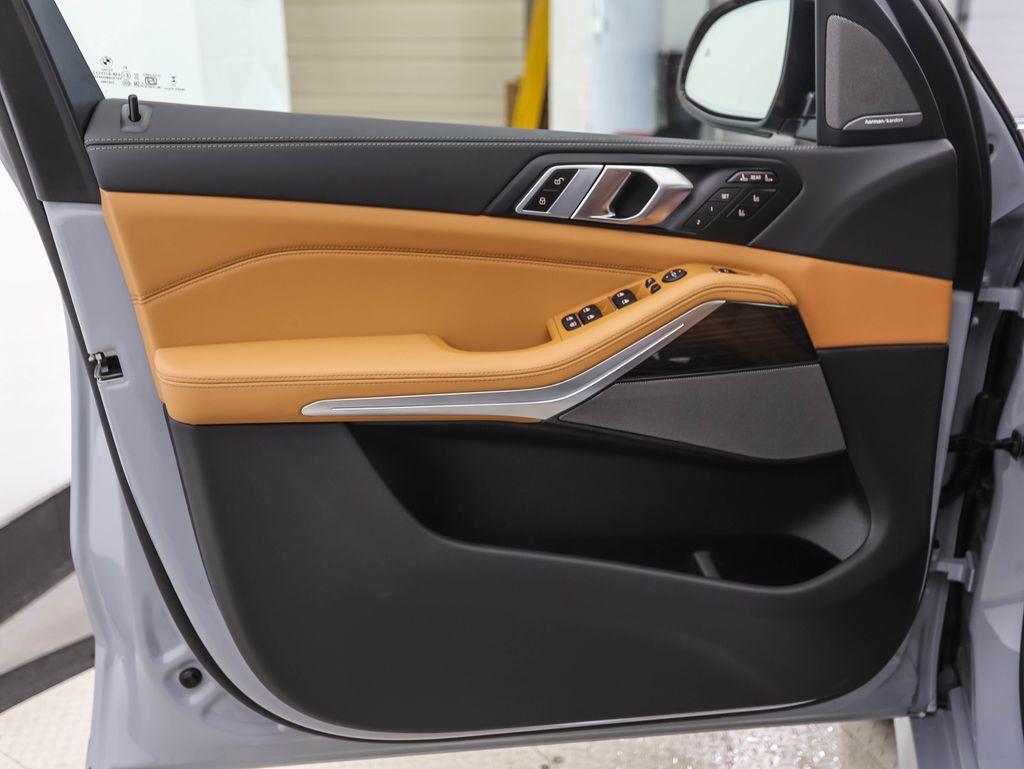 Thumbnail: 2026 BMW X7 - 10