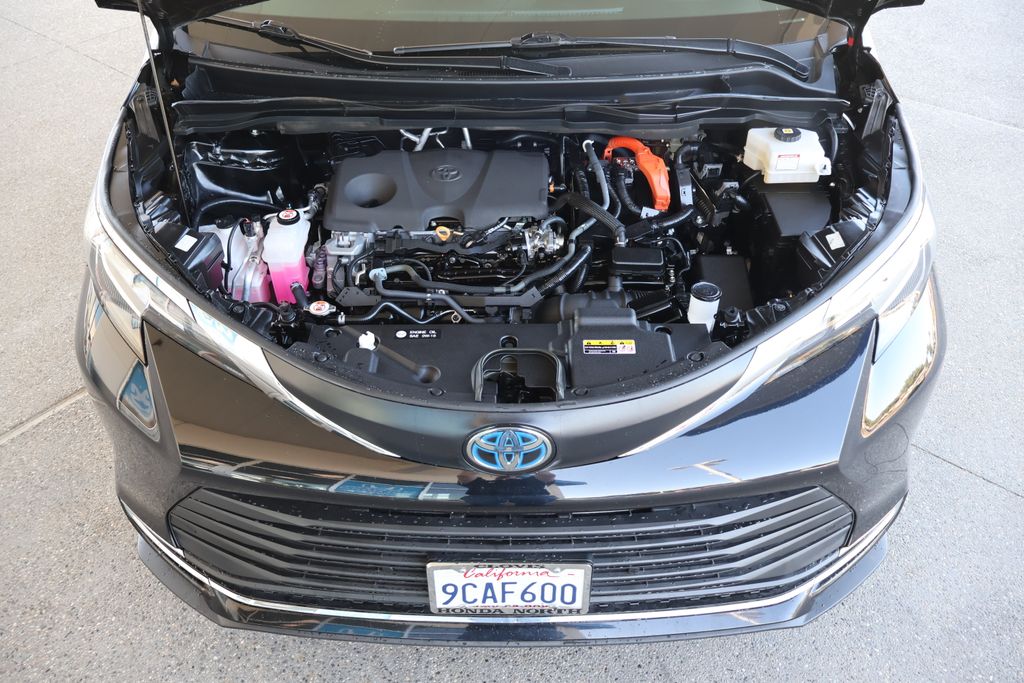 2022 Toyota Sienna XLE 33