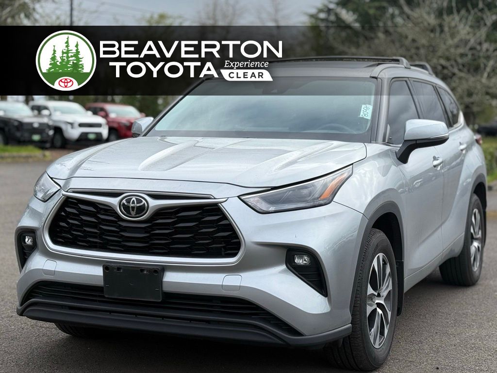 Celestial Silver Metallic 2022 Toyota Highlander XLE AWD SUV / Crossover All-Wheel Drive 8-Speed Automatic