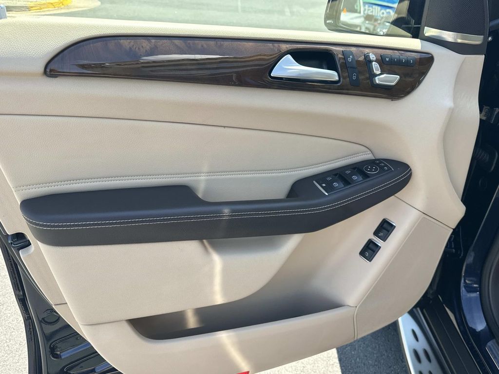 Thumbnail: 2019 Mercedes-Benz GLS - 17